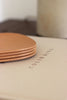 Hochwertige naturfarbene Lederuntersetzer im minimalistischen Wohnzimmer, einer davon mit Cappuccino belegt