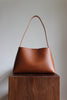 Braune Lederschultertasche aus pflanzlich gegerbtem italienischem Leder.