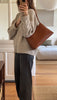 Braune Shoulder Bag von Sjaelv Studio über der Schulter getragen