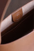 Innenansicht der braunen Shoulder Bag mit Magnetverschluss und eingenähtem Steckfach