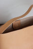 Detail des Magnetverschlusses an der naturfarbenen Ledertasche