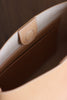 Innenansicht der naturfarbenen Shoulder Bag mit Magnetverschluss und eingenähtem Steckfach