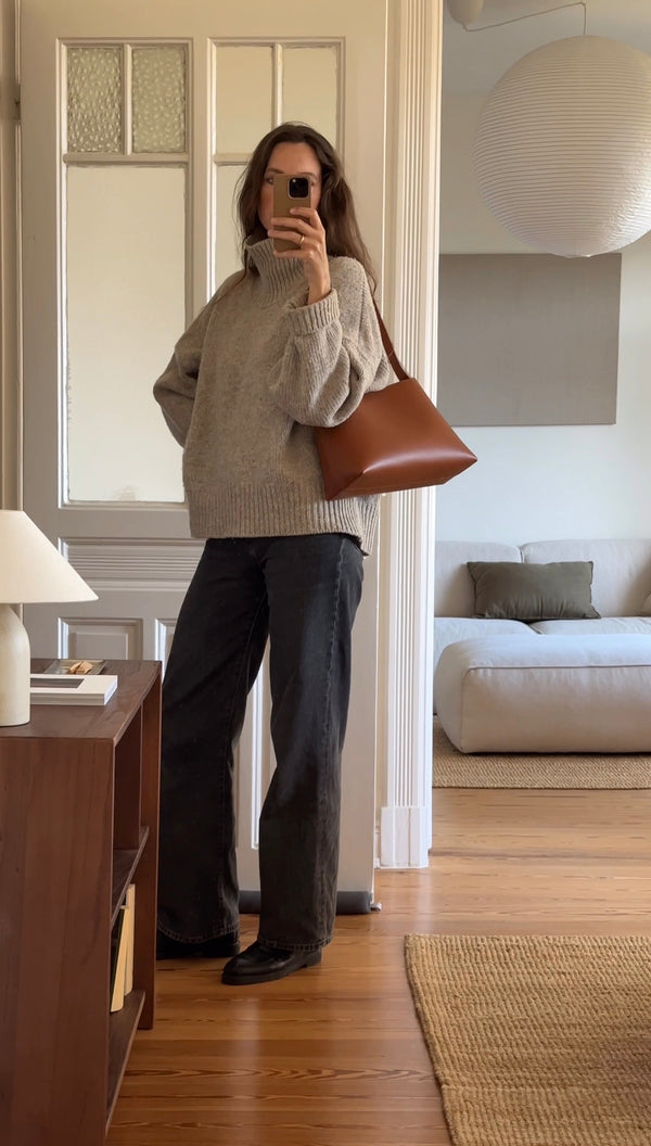 Braune Lederschultertasche von Sjaelv Studio lässig über der Schulter getragen