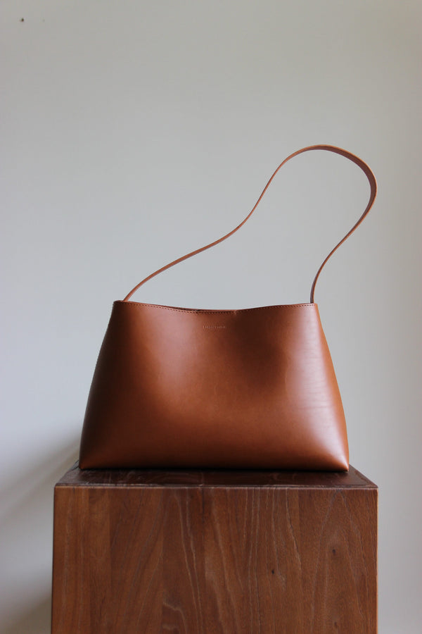 Braune Lederschultertasche aus pflanzlich gegerbtem Leder in der Vorderansicht