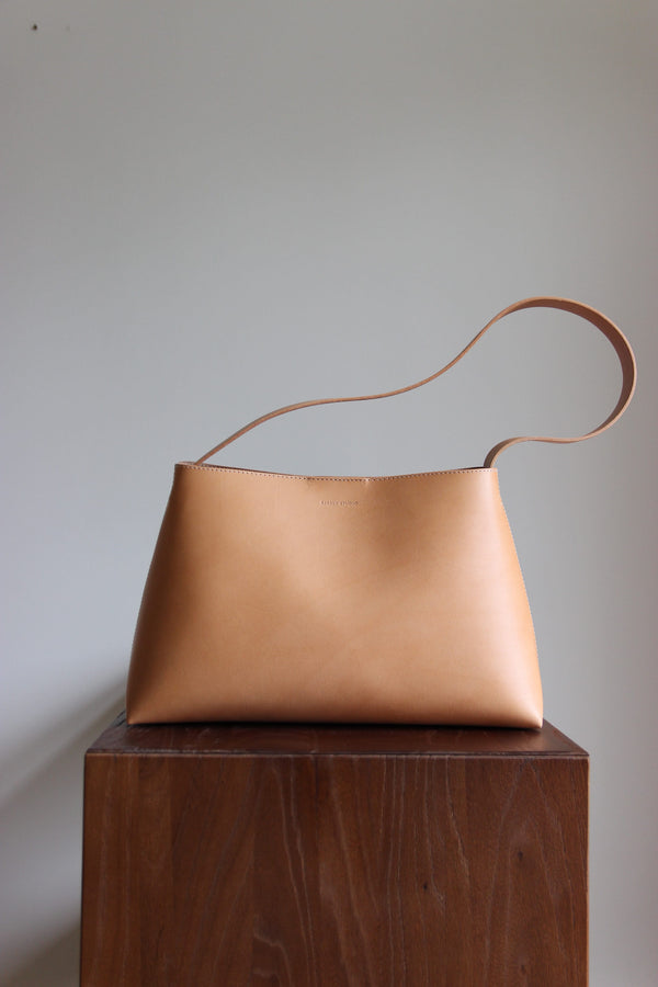 Naturfarbene Lederschultertasche aus pflanzlich gegerbtem italienischem Leder.
