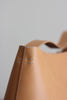 Schulterriemen der naturfarbenen Lederschultertasche aus pflanzlich gegerbtem Leder